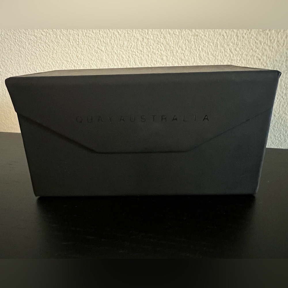 QUAY AUSTRALIA Four Piece Fold-Up Case Matte Black